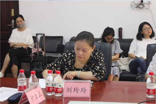 刘玲玲教授对研究生讲座进行记录与指导梁冬华副教授对