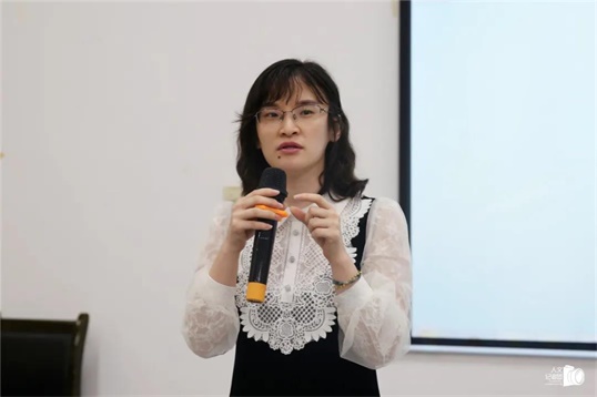 文化产业管理系主任谭娟老师主持会议欧艳女士结合自己从毕业到入行的