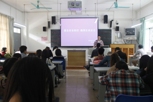 人文学院各班召开安全教育主题班会