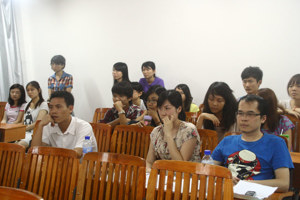 人文学院庆祝建党90周年文艺晚会在西校区进行节目审查