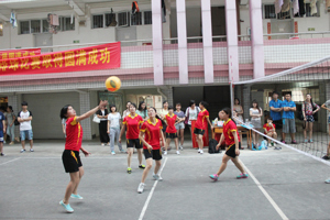 人文学院代表队参加“阳光体育”气排球比赛首战告捷