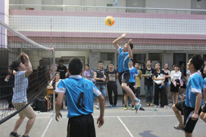 人文学院气排球男、女代表队均在决赛中摘取桂冠