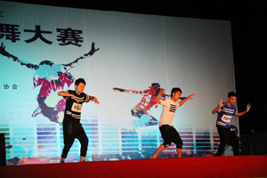 人文热舞团在广西艺术学院“校园动感热舞大赛”中一展风姿