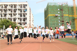 人文学院开展“爱校荣校，从我做起”系列活动之彩色跑活动