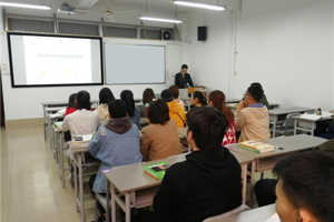 人文学院召开新学期安全教育主题班会