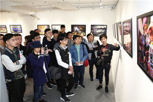 我院组织记者团同学参加摄影展鉴赏沙龙