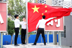 人文学院师生以饱满的精神状态迎接我院新学期第一次升旗仪式