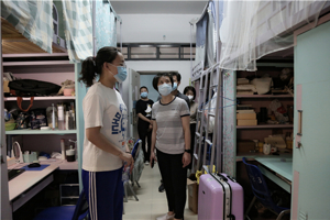 人文学院领导老师走访检查首批返校学生宿舍