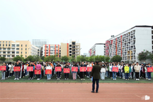 【人文青年】升国旗学党史：人文学院举行本学期第一次升旗仪式