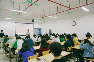 人文学院召开2022年受助学生讲党史暨受助学生先进事迹分享会