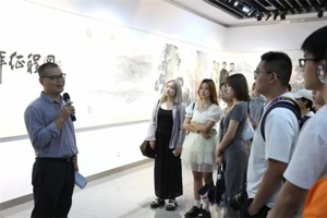 人文学院艺术史论系教工党支部教师给新生开展现场党课教学活动