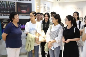 人文学院举行“亲爱精诚、爱校荣校”专题教育活动