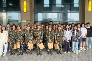 【人文青年】人文学院团委开展新生军训慰问活动