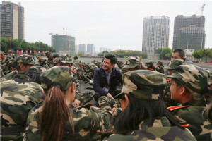 人文学院开展2024级新生军训慰问活动