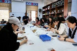 赴春日之约，绽巾帼芳华——人文学院分工会开展2026年三八妇女节主题活动