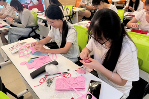 “一站式”学生社区|人文学院团委开展教师节手工花制作主题活动