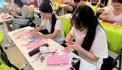 “一站式”学生社区|人文学院团委开展教师节手工花制作主题活动