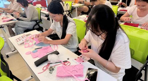 “一站式”学生社区|人文学院团委开展教师节手工花制作主题活动